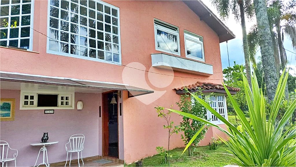 Casa à venda com 6 quartos, sendo 2 suítes, no condomínio Associação Reserva das Hortênsias, Mairiporã - SP