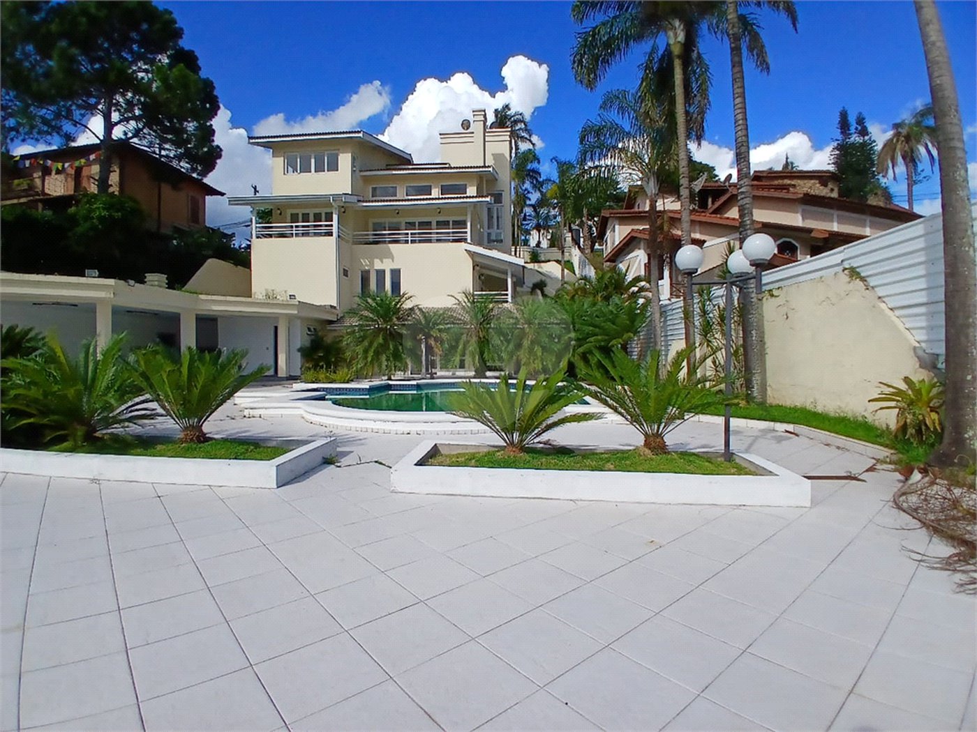 Casa à venda com 4 quartos, sendo 2 suítes, no condomínio Flamboyant, Atibaia - SP