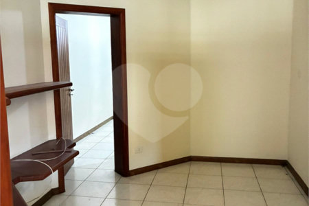 Sobrado para alugar com 4 quartos, sendo 2 suítes,  no Centro, Três Lagoas, MS