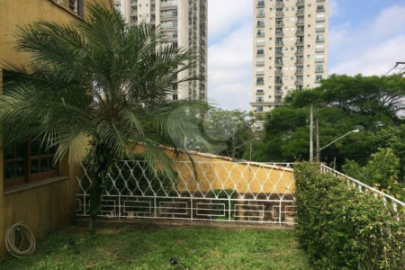 Sobrado à venda com 6 quartos, sendo 2 suítes, em Real Parque, São Paulo, SP