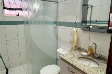 Sobrado a Venda com 3 dormitórios em Atibaia