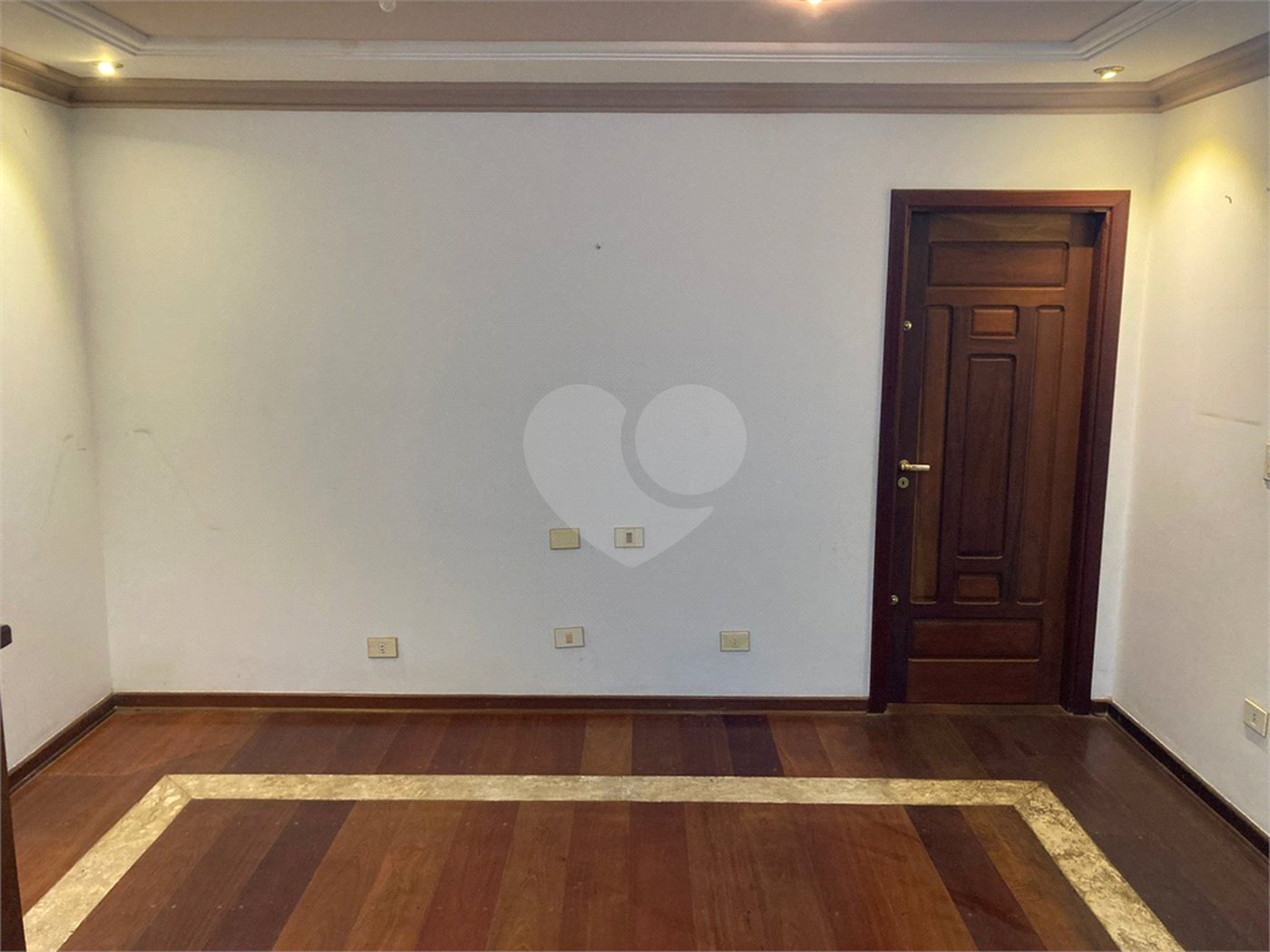 Casa Térrea com Acabamento em Tijolo Aparente e Quintal Amplo - Próximo ao Shopping Iguatemi