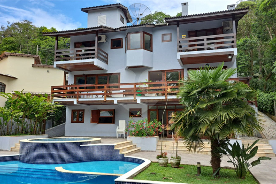 Casa à venda com 6 quartos, sendo 4 suítes, no condomínio Alpes da Cantareira, Mairiporã - SP