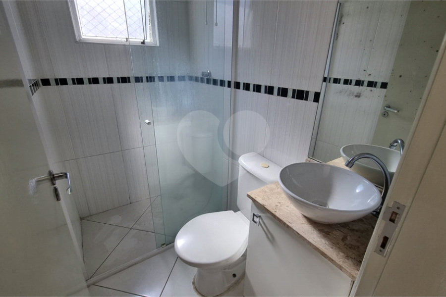 Casa à venda com 3 quartos, sendo 1 suíte,  no condomínio Rafaela I, São Paulo - SP