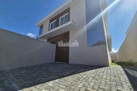 Casa à venda com 4 quartos, sendo 3 suítes, em Vila Petrópolis, Atibaia, SP