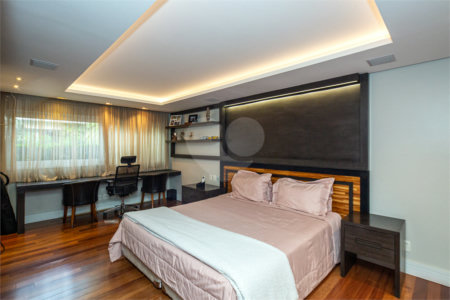 Casa à venda com 5 suítes em Jardim Cordeiro, São Paulo, SP