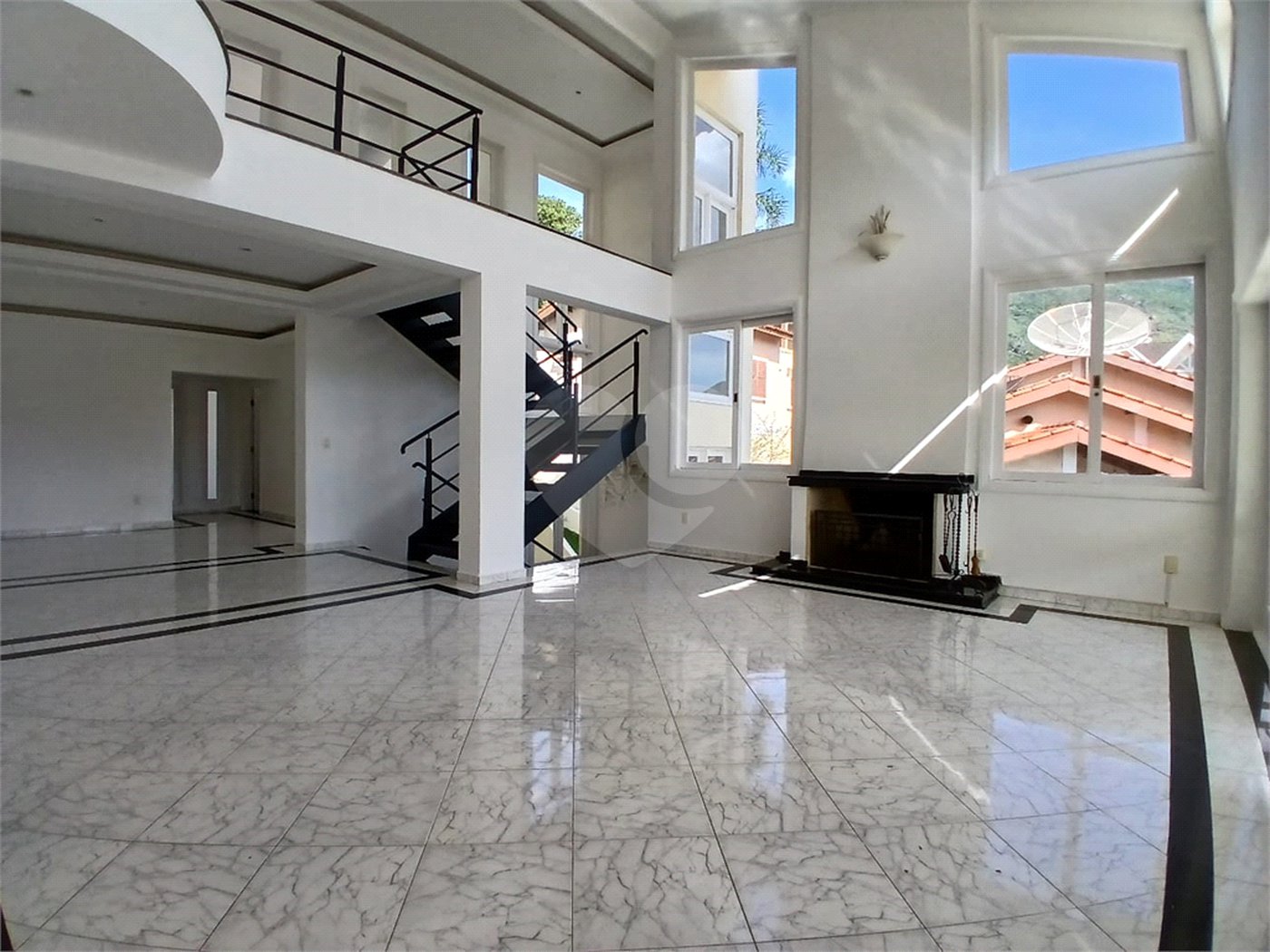 Casa à venda com 4 quartos, sendo 2 suítes, no condomínio Flamboyant, Atibaia - SP