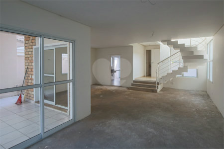 Casa à venda com 4 quartos, sendo 2 suítes, no condomínio Bristol Village, São Paulo - SP
