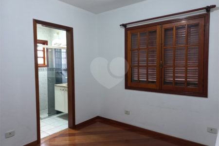 Sobrado à venda com 4 quartos, sendo 3 suítes, em Cidade São Francisco, São Paulo, SP