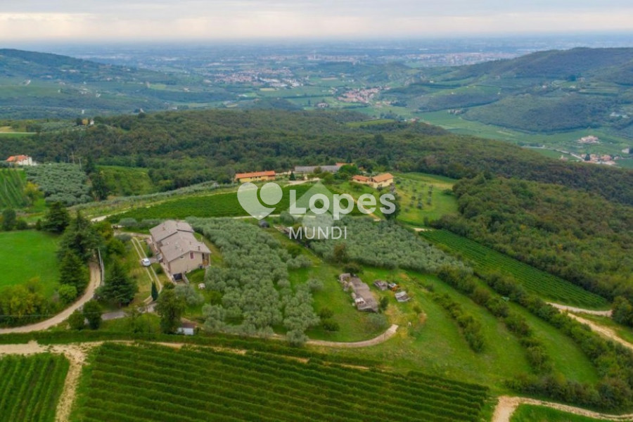 Casa multifamiliar à venda em Verona, Itália – 3 unidades e 12.000 m²