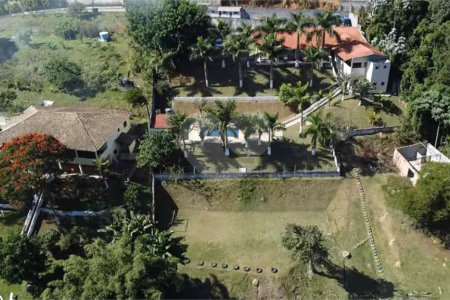 Chácara à venda ou para alugar com 5 quartos, sendo 4 suítes,  em Ouro Fino, Santa Isabel, SP