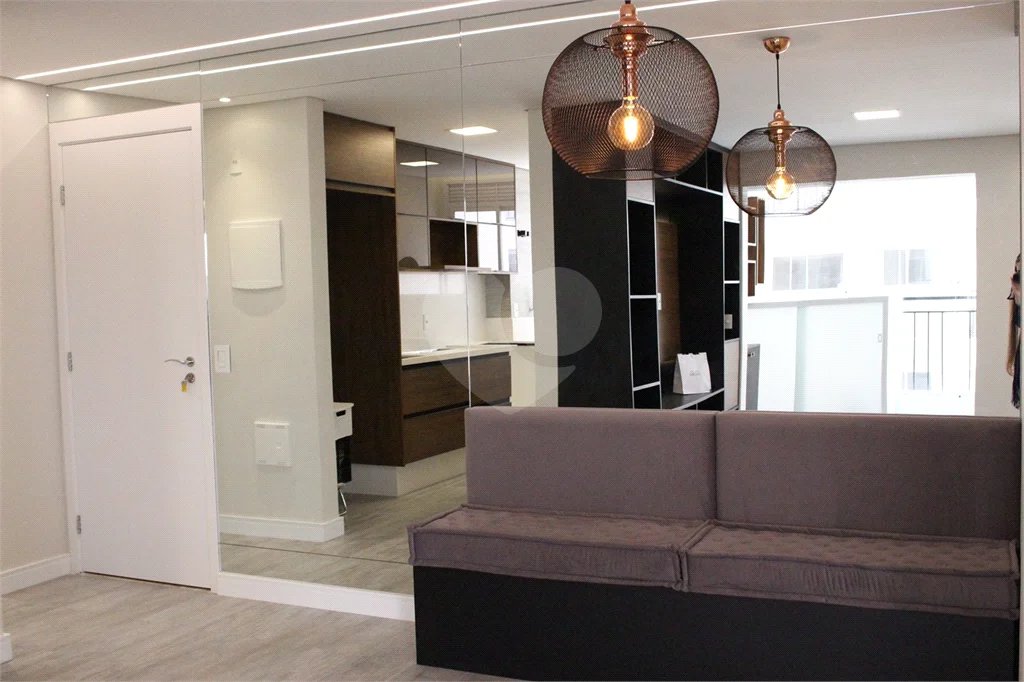Apartamento 2 dormitórios, 1 suíte, 2 banheiros e 1 vaga de garagem.