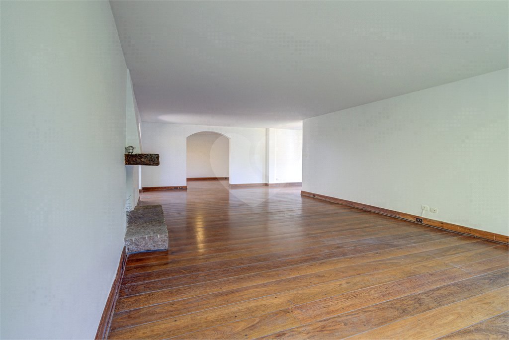 Casa para alugar com 5 quartos, sendo 3 suítes, no condomínio Chácara Flora, São Paulo - SP
