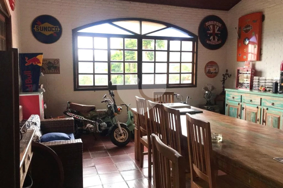 Casa à venda com 5 quartos, sendo 3 suítes, no condomínio Alpes da Cantareira, Mairiporã - SP