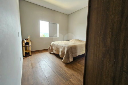 Casa à venda com 4 quartos, sendo 1 suíte,  no condomínio Jardim Shangri-lá, Atibaia - SP