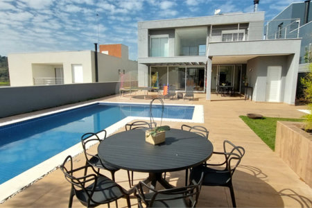 Casa à venda ou para alugar com 4 suítes no condomínio Figueira Garden, Atibaia - SP