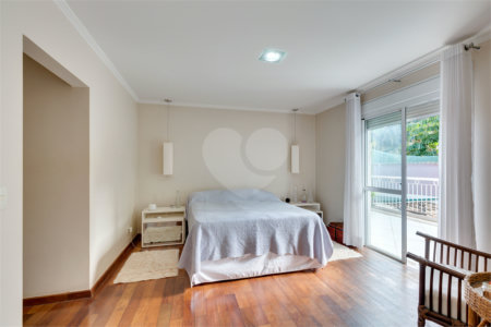 Casa à venda com 3 suítes no condomínio Vila Versalhes, São Paulo - SP