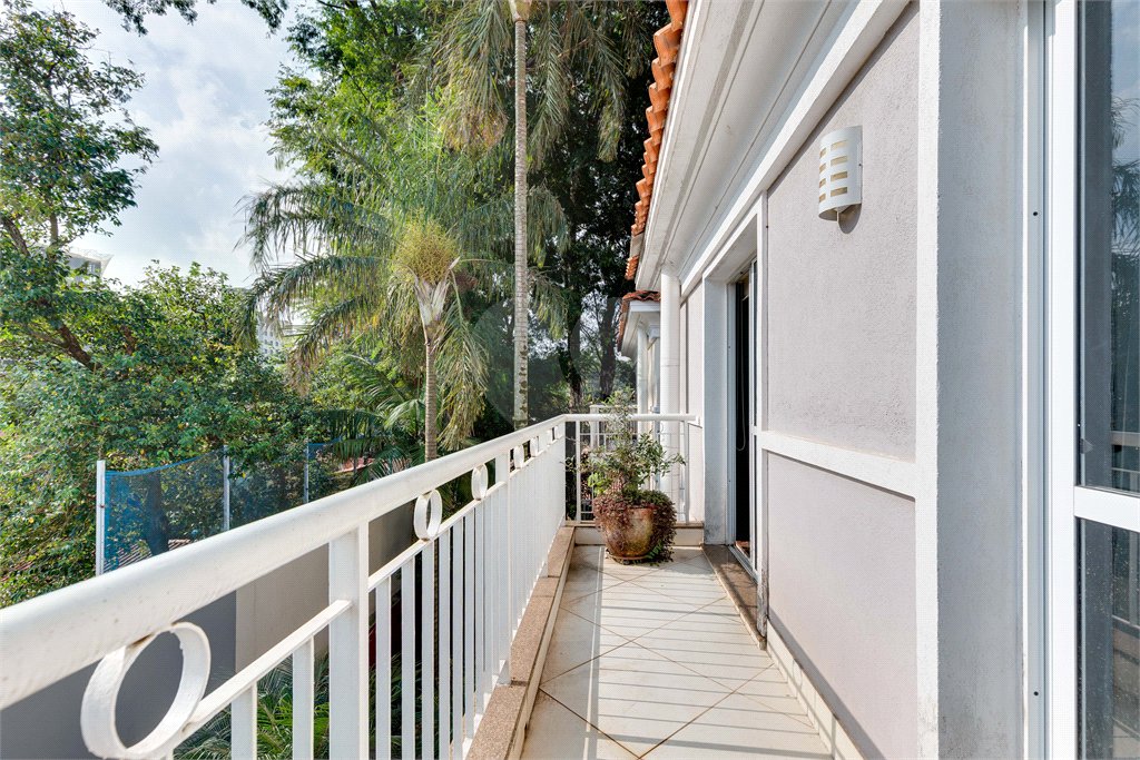 Casa à venda com 3 suítes no condomínio Vila Versalhes, São Paulo - SP