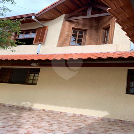 Sobrado à venda com 4 quartos, sendo 3 suítes,  no Centro, Jarinu, SP