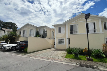 Casa à venda com 3 quartos, sendo 1 suíte, no condomínio Residencial Jardins, São Bernardo do Campo - SP