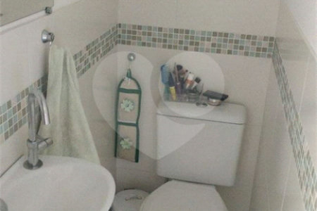 Sobrado à venda com 3 quartos no Centro, Poá, SP