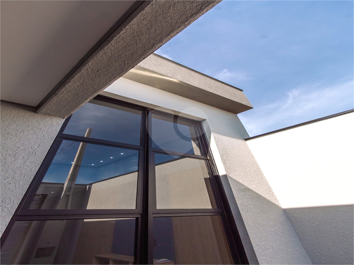 Indaiatuba- Jardim Bom Sucesso - Venda: R$ 765.000,00 - Área total: 150m² Área construída: 115m² - 3 dormitórios sendo 1 suíte com armário planejado; Cozinha integrada; Sala para dois ambientes; Banheiros com box gabinetes e espelhos; Área gourmet com churrasqueira a carvão e móveis planejados;
