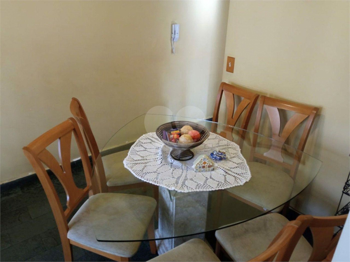 Lindo apartamento, muito bem conservado, com bom espaço interno.