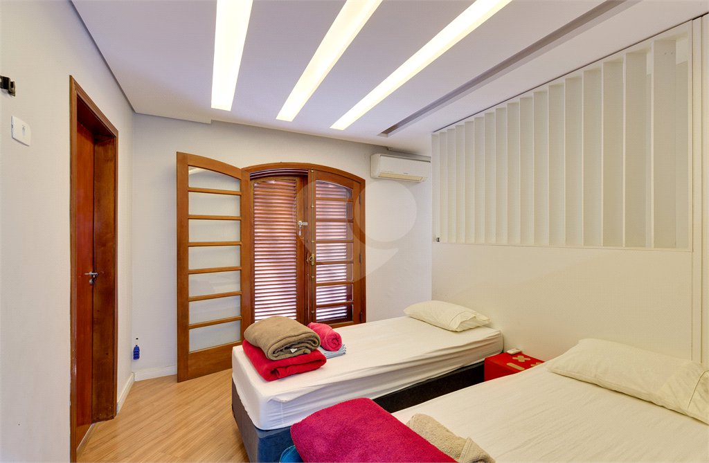 Casa Térrea à venda com 5 quartos, sendo 2 suítes, em Alto da Boa Vista, São Paulo, SP