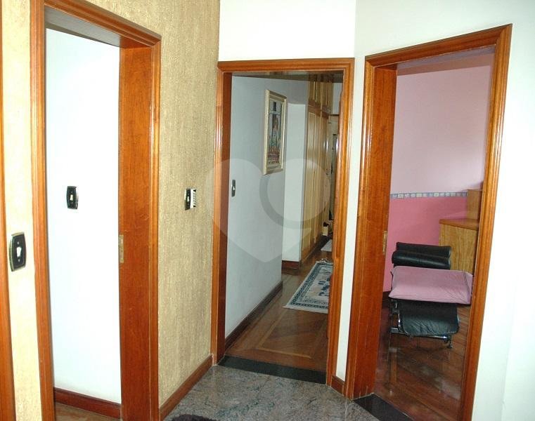 Sobrado à venda com 5 quartos, sendo 4 suítes, em Interlagos, São Paulo, SP