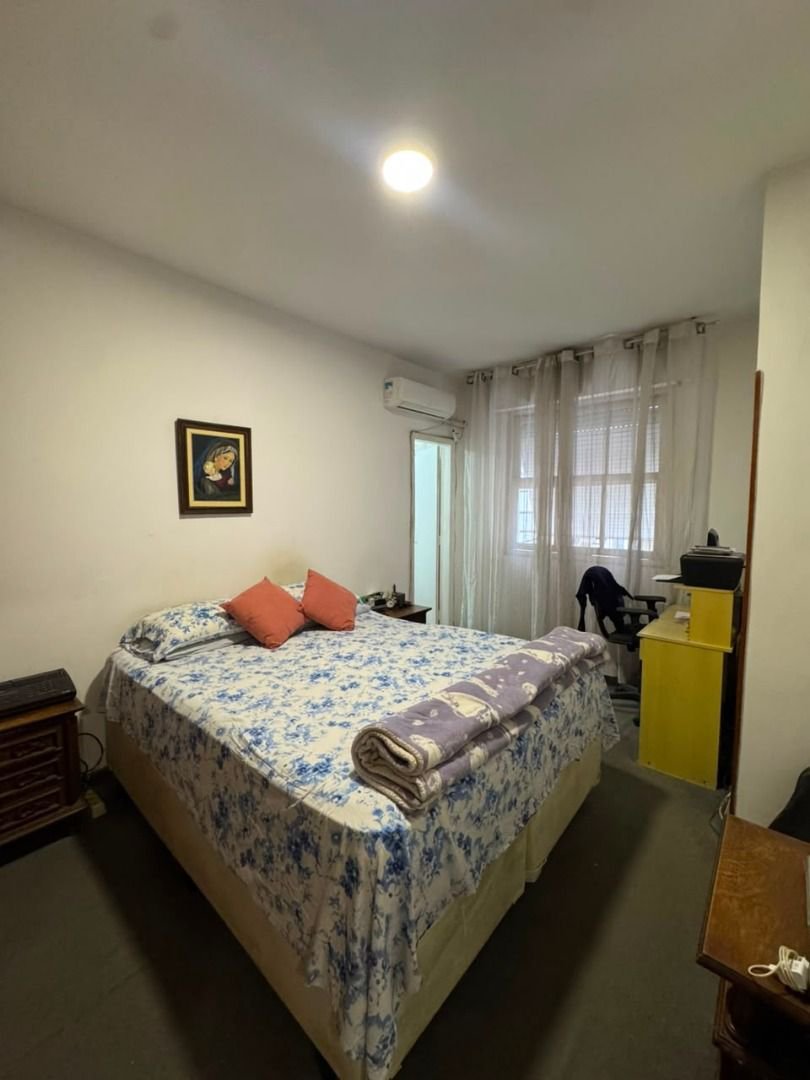 Apartamento com 2 dormitórios e suíte + dependência de serviço completa na Ponta da Praia – Localização privilegiada próximo à Praça Dino Bueno