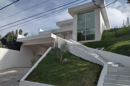 Casa à venda com 4 suítes no condomínio Estância Marambaia, Vinhedo - SP