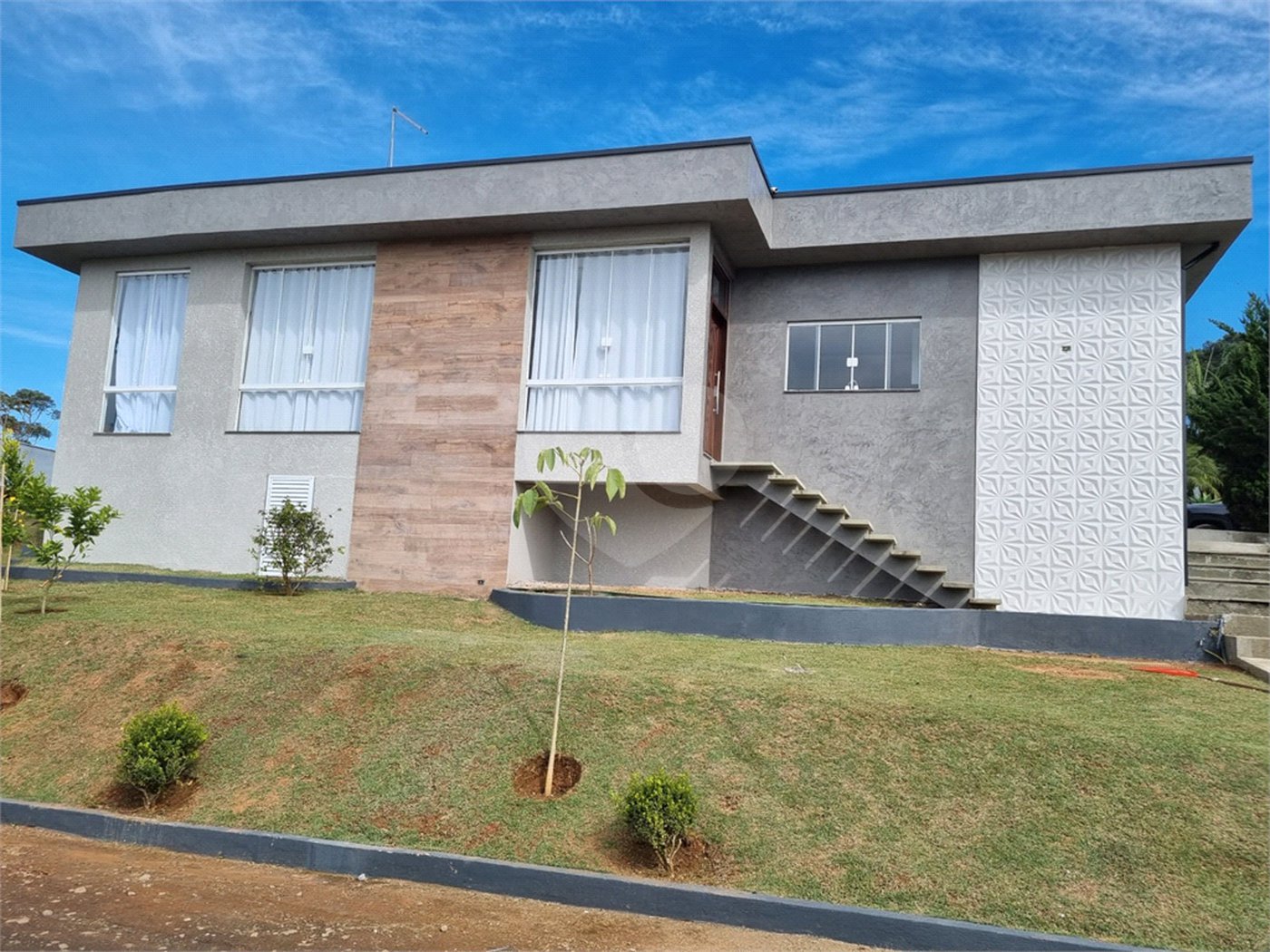 Casa à venda com 4 quartos, sendo 1 suíte, no condomínio Clube Florada Suzano, Suzano - SP