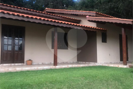 Casa à venda com 3 quartos, sendo 1 suíte,  no condomínio Marf II, Bom Jesus dos Perdões - SP