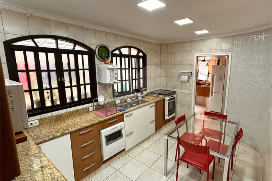 Casa à venda com 5 quartos, sendo 3 suítes, no condomínio Jd Itatinga, São Paulo - SP