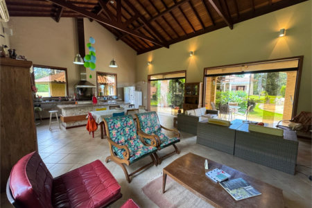 Casa à venda com 7 quartos, sendo 3 suítes,  em Jardim Colombo, Itapetininga, SP