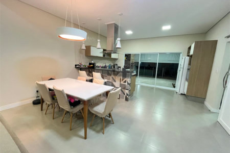 Casa à venda com 3 quartos, sendo 1 suíte, no condomínio Residencial Golden Ville, Itapetininga - SP