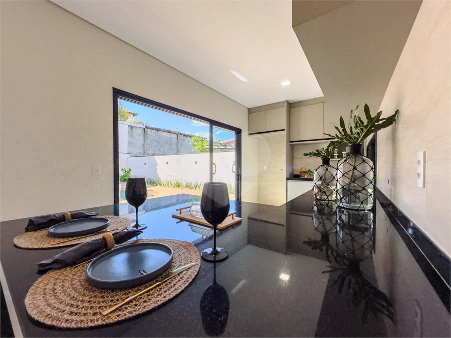 Indaiatuba - Condomínio Milano - Sobrado - 350 m² de terreno - 240 m² de área construída - 4 vagas de garagem, sendo 2 cobertas - Salas de estar e jantar integradas - 3 suítes com closet e varanda no pavimento superior - Escritório no térreo - Espaço gourmet com churrasqueira - Banheiro externo