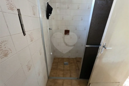 Casa térrea à venda com amplo quintal e grande potencial na Vila Nery