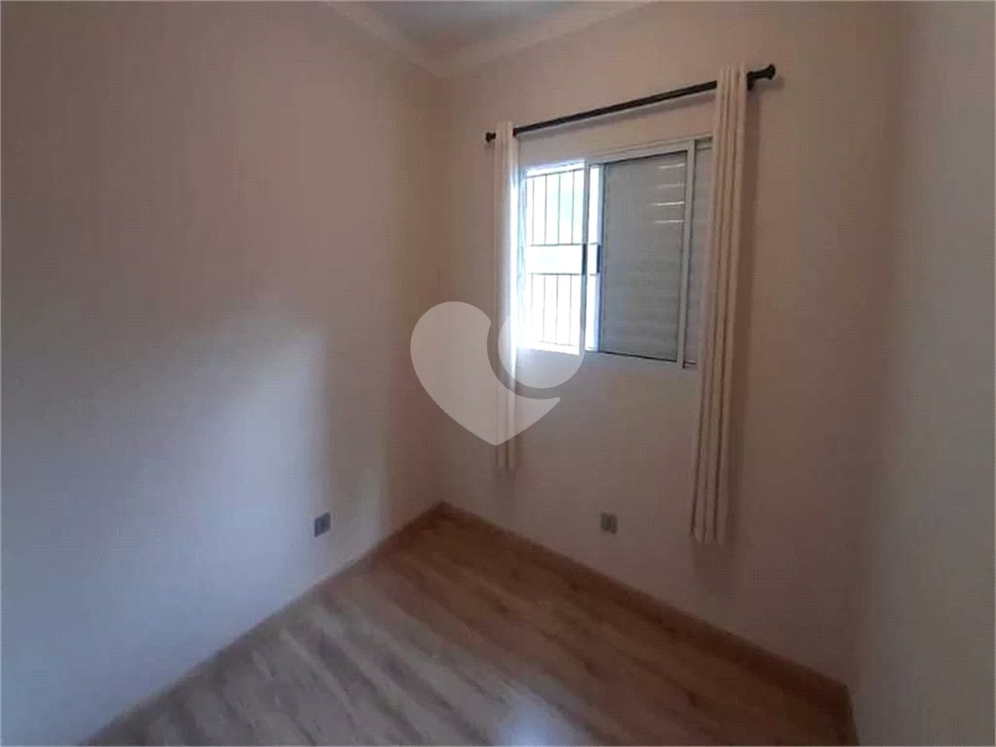 Casa à venda com 3 quartos, sendo 1 suíte, no condomínio Jardim da Montanha I, Mairiporã - SP