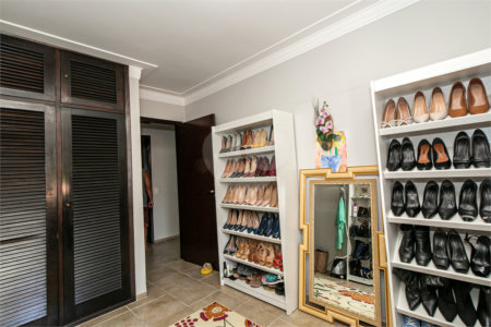 Casa à venda com 4 quartos, sendo 2 suítes,  em Interlagos, São Paulo, SP