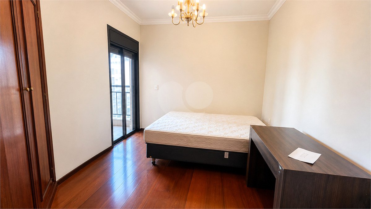 Apartamento à venda com 4 quartos, sendo 1 suíte, em Moema, São Paulo, SP