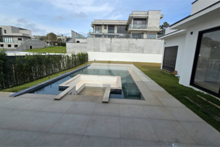 Casa à venda ou para alugar com 5 quartos, sendo 4 suítes,  no condomínio Equilibrium, Atibaia - SP