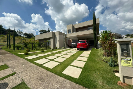 Casa à venda com 4 suítes no condomínio Itaporã, Atibaia - SP