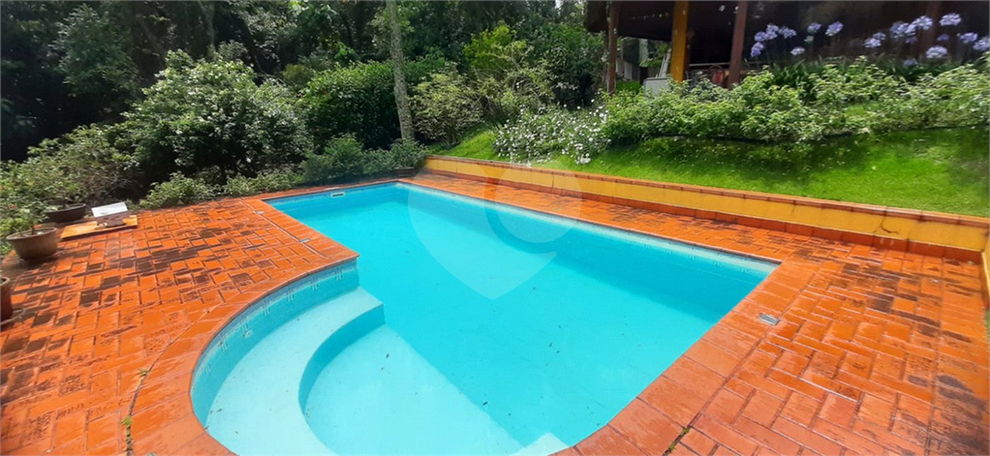 Casa à venda com 5 quartos, sendo 4 suítes, no condomínio Alpes da Cantareira, Mairiporã - SP