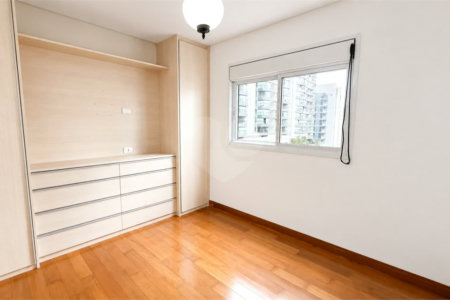 Apartamento à venda com 3 quartos, sendo 1 suíte, em Jardim das Acácias, São Paulo, SP