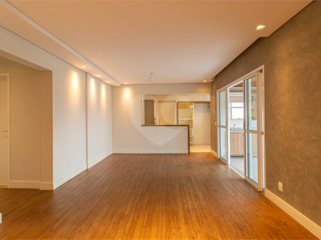Apartamento à venda com 3 quartos, sendo 1 suíte,  em Chácara Santo Antônio, São Paulo, SP