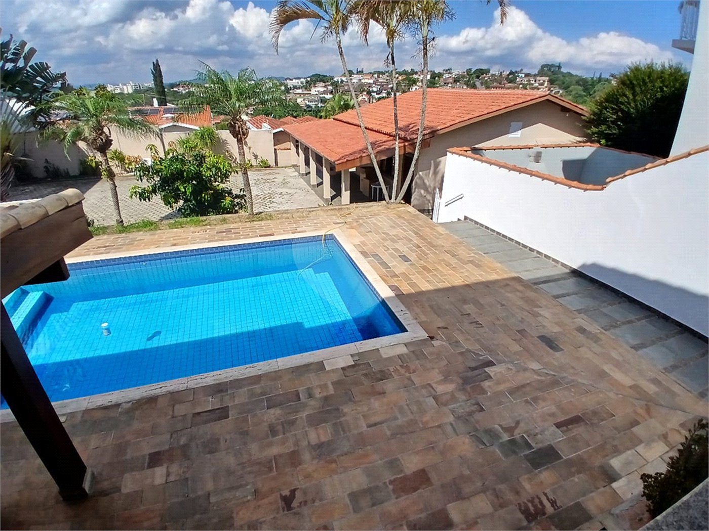 Casa à venda com 5 quartos, sendo 3 suítes, em Vila Santista, Atibaia, SP