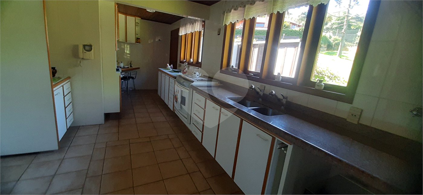 Sobrado à venda com 3 suítes em Serra da Cantareira, Mairiporã, SP