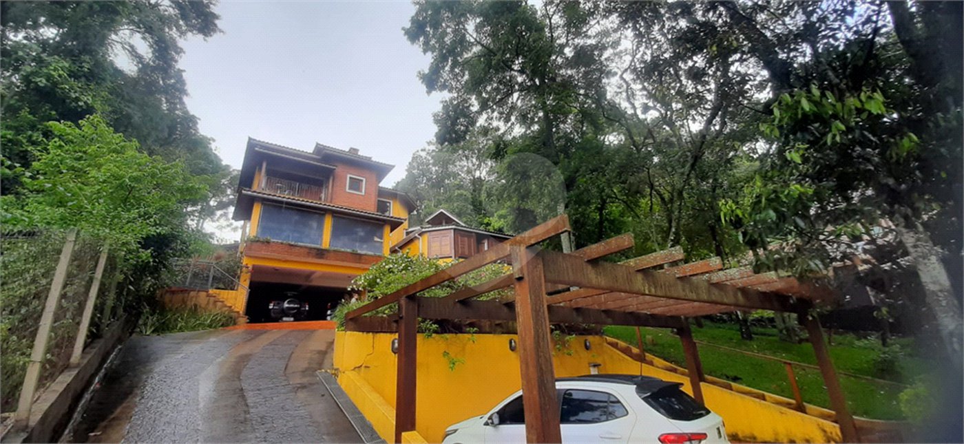 Casa à venda com 5 quartos, sendo 4 suítes, no condomínio Alpes da Cantareira, Mairiporã - SP