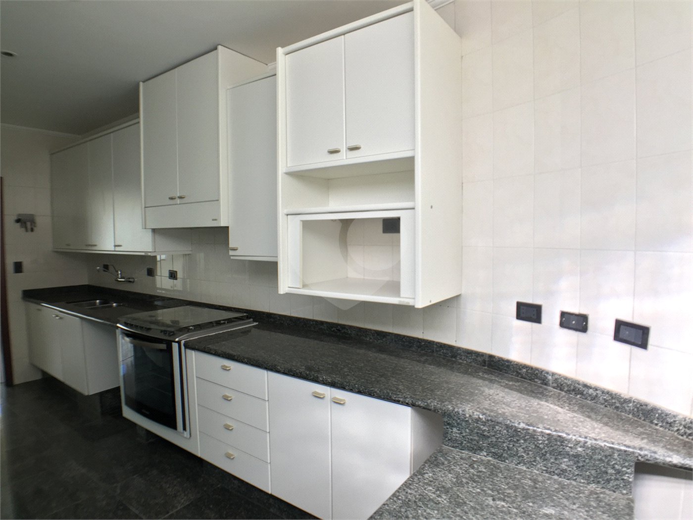 Casa à venda com 4 suítes no condomínio Estância Marambaia, Vinhedo - SP